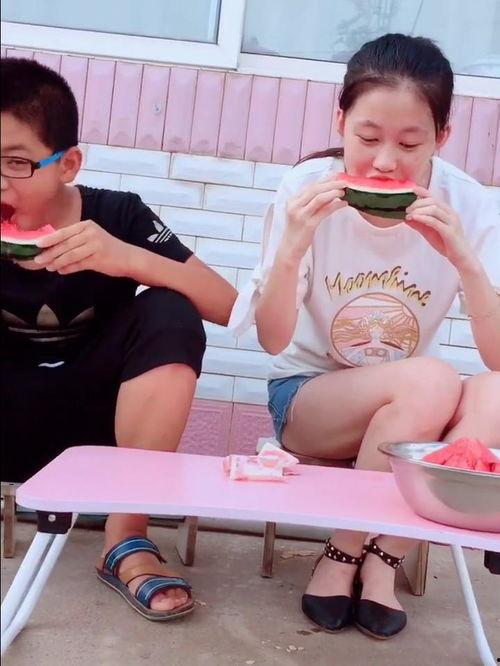 姐弟比赛吃瓜,姐弟俩的甜蜜较量
